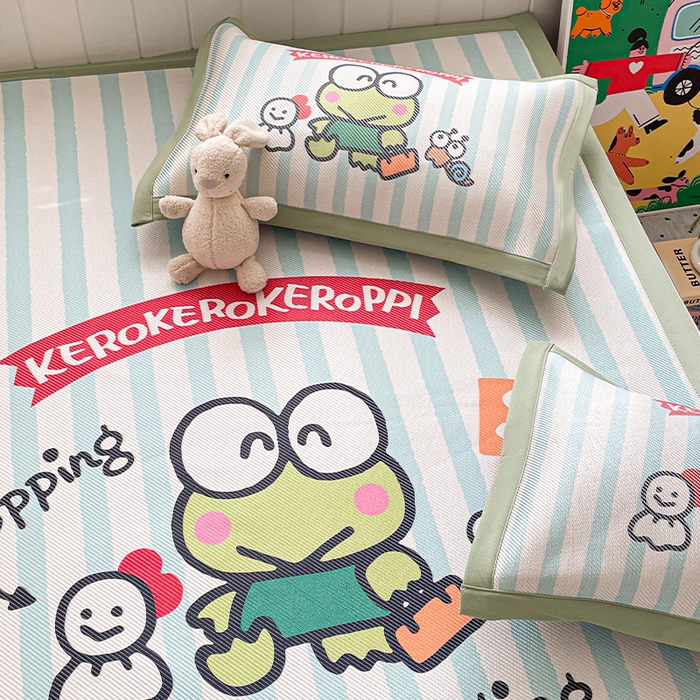 91家纺网 家纺一手货源 找家纺 蓝邻 2025春夏新款正版三丽鸥600D冰藤大版数码印花凉席-场景二 三眼蛙