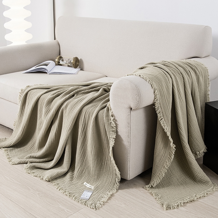 91家纺网 家纺一手货源 找家纺 皇寝世家家居 2025新款A类全棉针织四层纱苏流毯子沙发盖毯 午睡复古毛毯 静谧-梅染