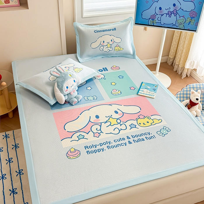 91家纺网 家纺一手货源 找家纺 蓝邻 2025春夏新款正版三丽鸥600D冰藤大版数码印花凉席-场景一 淘气大耳狗