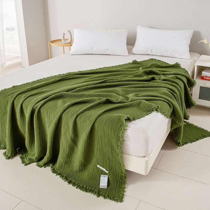 91家纺网 家纺一手货源 找家纺 皇寝世家家居 2025新款A类全棉针织四层纱苏流毯子沙发盖毯 午睡复古毛毯 静谧-海松色