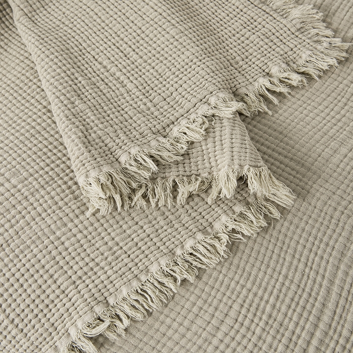 91家纺网 家纺一手货源 找家纺 皇寝世家家居 2025新款A类全棉针织四层纱苏流毯子沙发盖毯 午睡复古毛毯 静谧-梅染