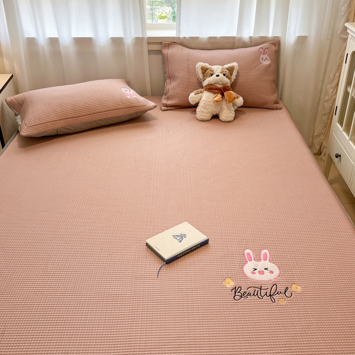 91家纺网 家纺一手货源 找家纺 雅居纺家纺 2025新款A类加厚三明治底华夫格绣花凉感席 床笠款-幸福兔