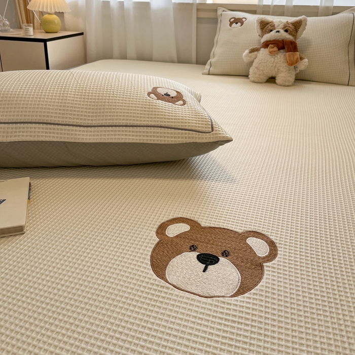 91家纺网 家纺一手货源 找家纺 雅居纺家纺 2025新款A类加厚三明治底华夫格绣花凉感席 床笠款-熊出没