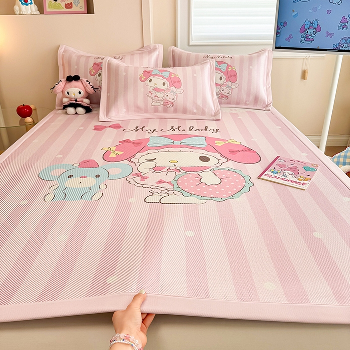 91家纺网 家纺一手货源 找家纺 蓝邻 2025春夏新款正版三丽鸥600D冰藤大版数码印花凉席-场景一 爱心美乐蒂