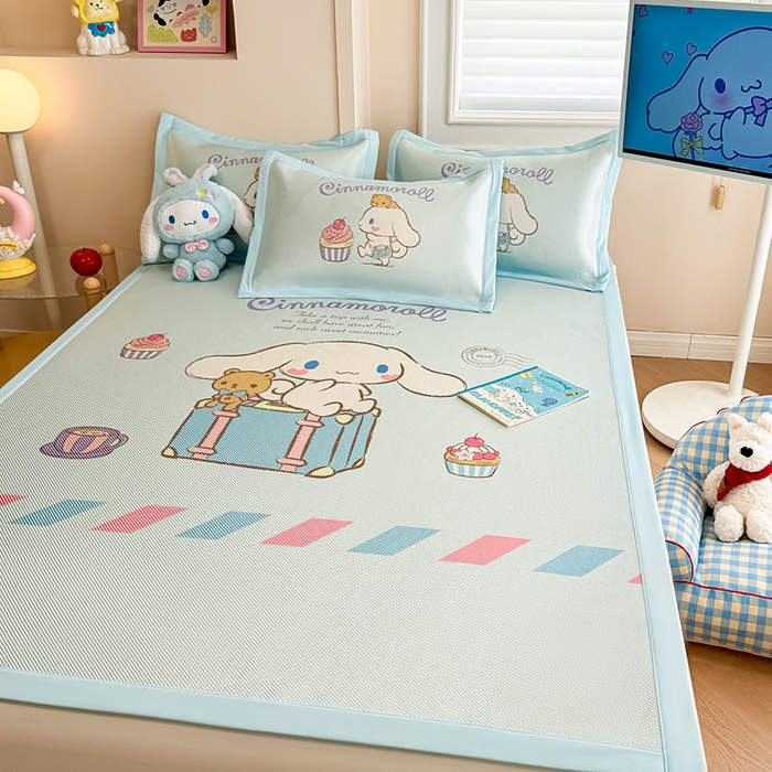 91家纺网 家纺一手货源 找家纺 蓝邻 2025春夏新款正版三丽鸥600D冰藤大版数码印花凉席-场景一 害羞玉桂狗