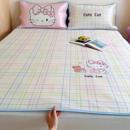 91家纺网 家纺一手货源 找家纺 如一2025A类ins大版数码卡通印花冰丝凉感席 领结猫-床席