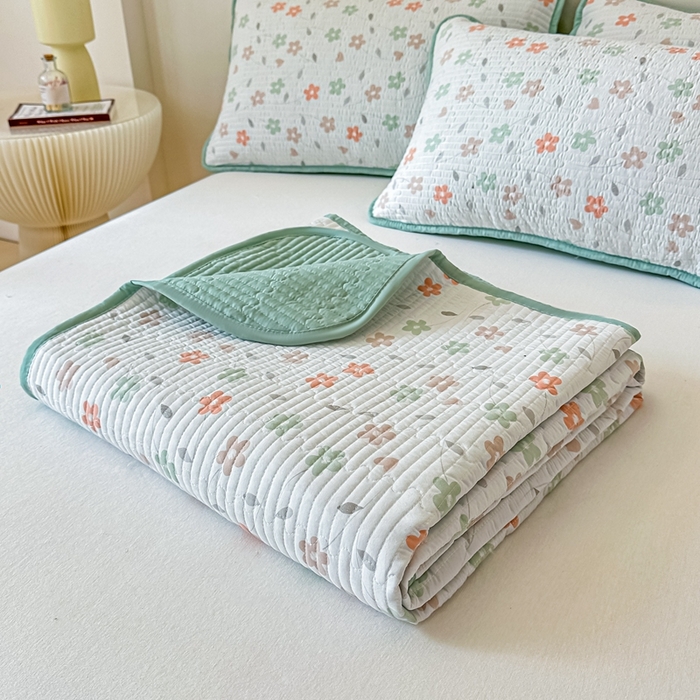 91家纺网 家纺一手货源 找家纺 橘夏家纺2025爆款棉感珍珠绸印花床盖三件套 朵朵花林--仙踪绿