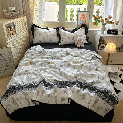 91家纺网 家纺一手货源 找家纺 阿曼达 2025年新款水洗印花花边夏被四件套 夏被-午茶