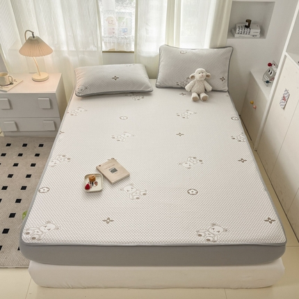 91家纺网 家纺一手货源 找家纺 新印象 2025新款凉感豆豆床笠软席卡布熊-浅卡