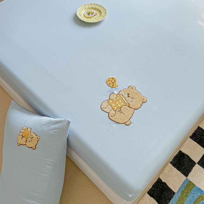 91家纺网 家纺一手货源 找家纺 海岛哥哥 2025春夏新款卡通毛巾绣床笠 小熊饼干-蓝