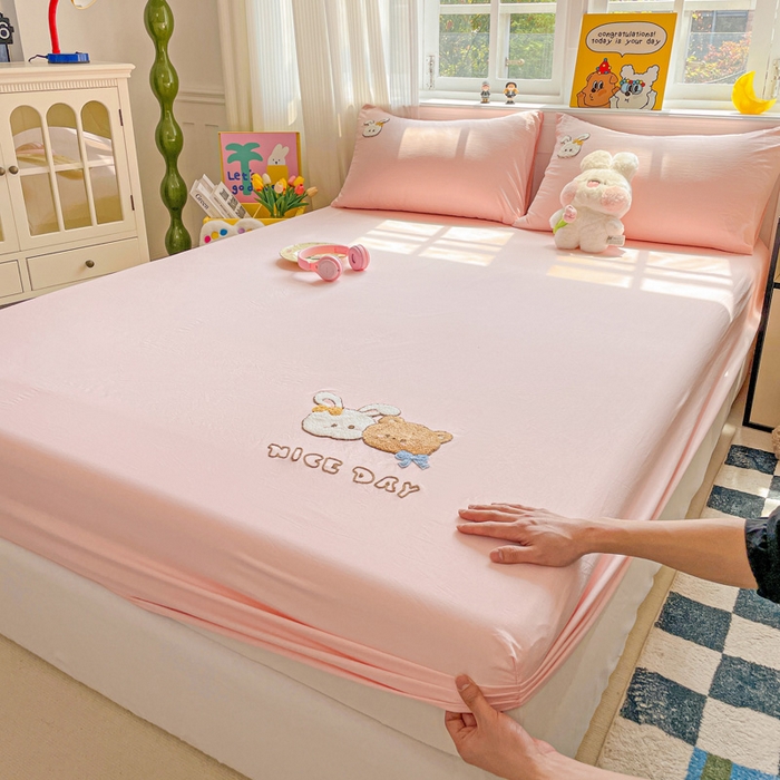 91家纺网 家纺一手货源 找家纺 海岛哥哥 2025春夏新款卡通毛巾绣床笠 兔兔的好朋友