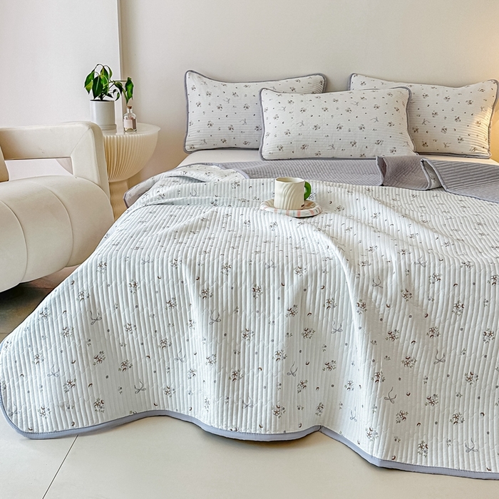 91家纺网 家纺一手货源 找家纺 橘夏家纺2025爆款棉感珍珠绸印花床盖三件套 木棉蝶花--雅韵灰