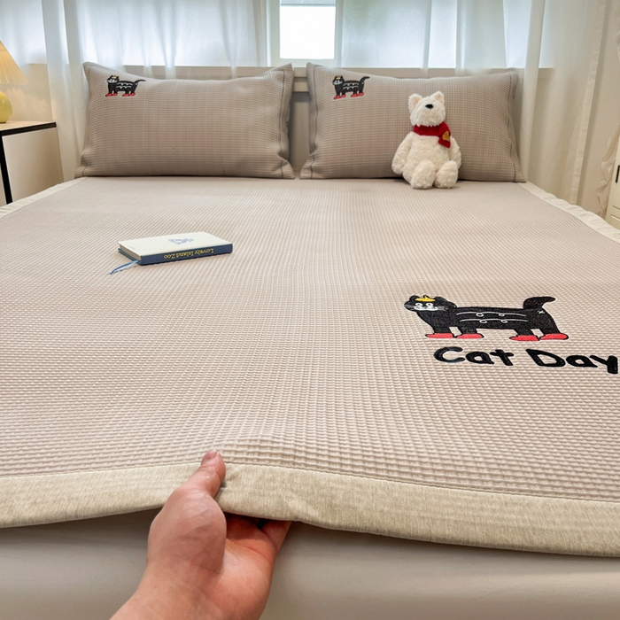 91家纺网 家纺一手货源 找家纺 雅居纺家纺 2025新款A类加厚三明治底华夫格绣花凉感席 床席款-喵喵