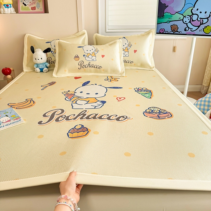 91家纺网 家纺一手货源 找家纺 蓝邻 2025春夏新款正版三丽鸥600D冰藤大版数码印花凉席-场景一 甜品帕恰狗