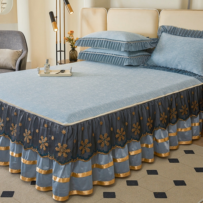 91家纺网 家纺一手货源 找家纺 情恒家纺   2025新款提花PE海洋丝可脱卸床裙席三件套 迷雾森林 雾蓝