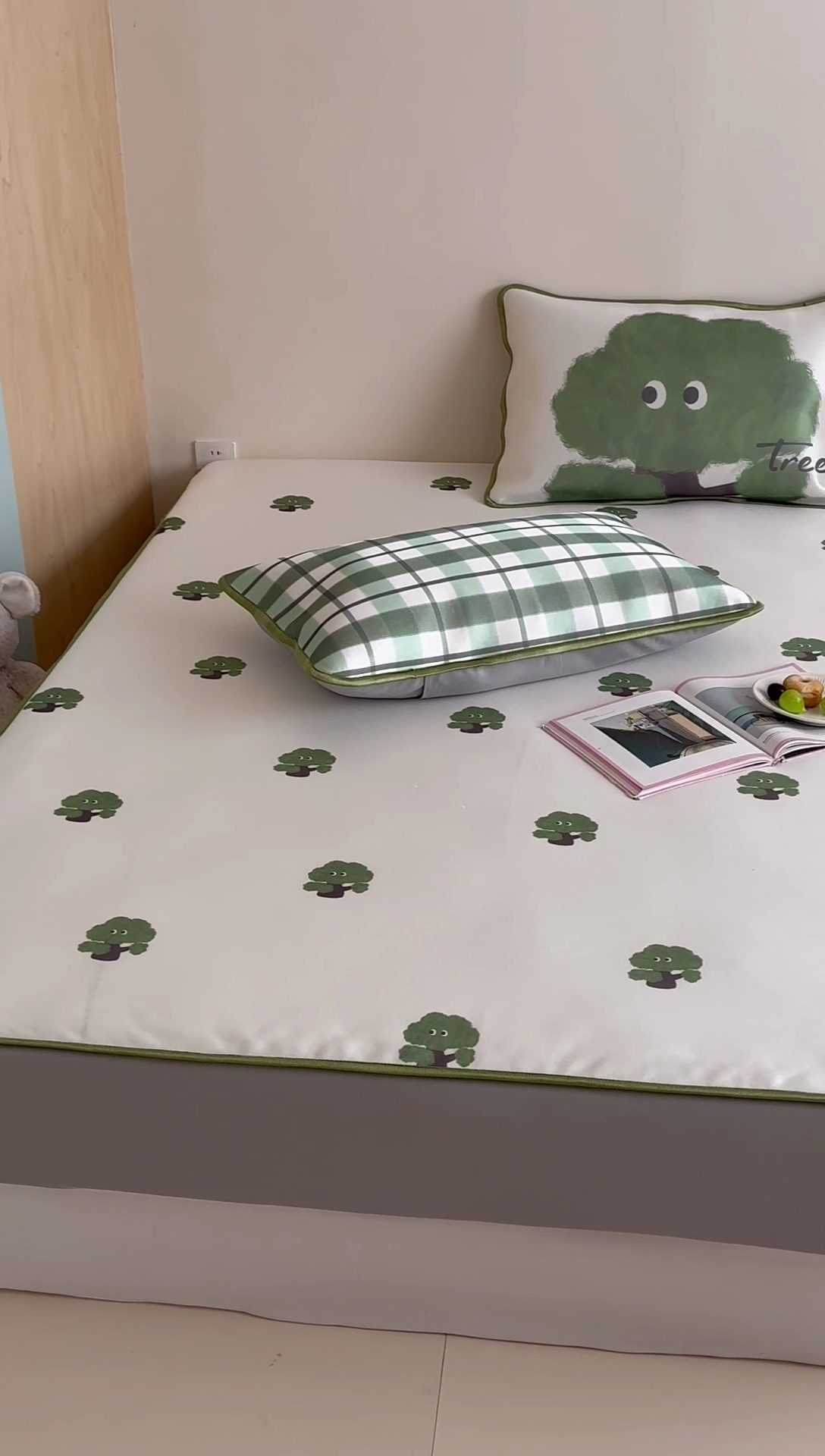 91家纺网 家纺一手货源 找家纺 如一2025A类ins大版数码卡通印花冰丝凉感席 绿森林-床笠-床笠