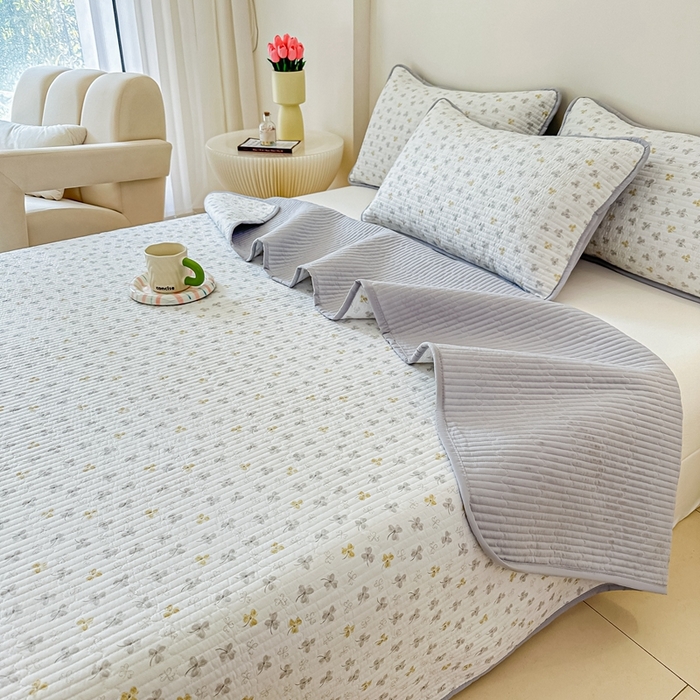 91家纺网 家纺一手货源 找家纺 橘夏家纺2025爆款棉感珍珠绸印花床盖三件套 花非花--雅韵灰