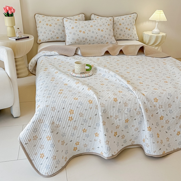 91家纺网 家纺一手货源 找家纺 橘夏家纺2025爆款棉感珍珠绸印花床盖三件套 朵朵花林--奶咖