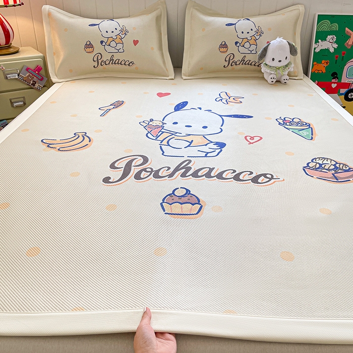 91家纺网 家纺一手货源 找家纺 蓝邻 2025春夏新款正版三丽鸥600D冰藤大版数码印花凉席-场景二 甜品帕恰狗