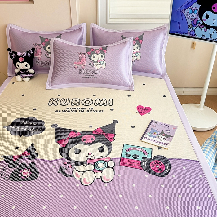 91家纺网 家纺一手货源 找家纺 蓝邻 2025春夏新款正版三丽鸥600D冰藤大版数码印花凉席-场景一 可爱库洛米