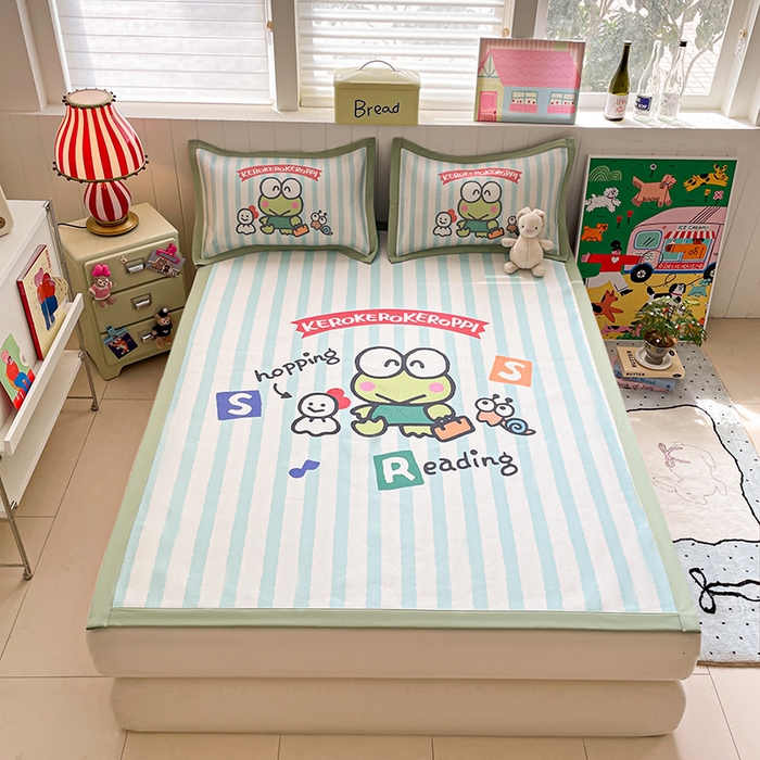 91家纺网 家纺一手货源 找家纺 蓝邻 2025春夏新款正版三丽鸥600D冰藤大版数码印花凉席-场景二 三眼蛙