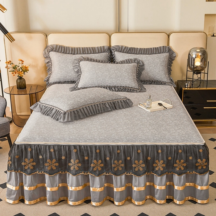 91家纺网 家纺一手货源 找家纺 情恒家纺   2025新款提花PE海洋丝可脱卸床裙席三件套 迷雾森林 星灰