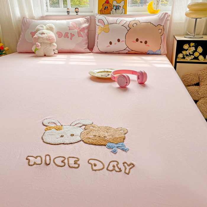 91家纺网 家纺一手货源 找家纺 海岛哥哥 2025春夏新款大版枕套毛巾绣床笠 大版兔兔的好朋友