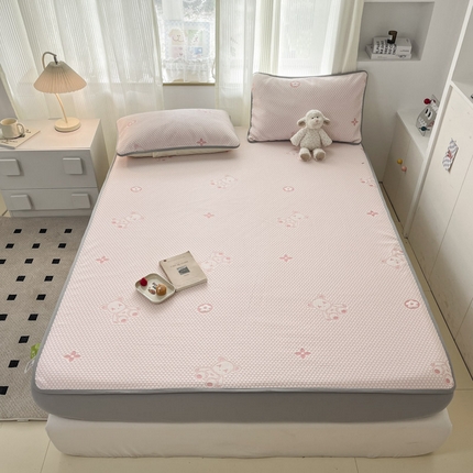 91家纺网 家纺一手货源 找家纺 新印象 2025新款凉感豆豆床笠软席卡布熊-粉