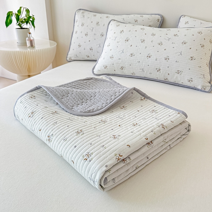 91家纺网 家纺一手货源 找家纺 橘夏家纺2025爆款棉感珍珠绸印花床盖三件套 木棉蝶花--雅韵灰