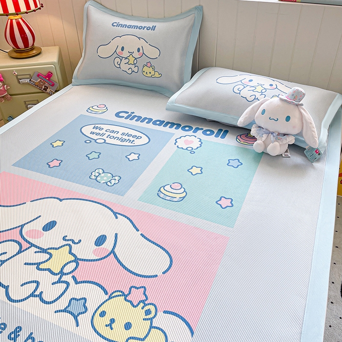 91家纺网 家纺一手货源 找家纺 蓝邻 2025春夏新款正版三丽鸥600D冰藤大版数码印花凉席-场景二 淘气大耳狗