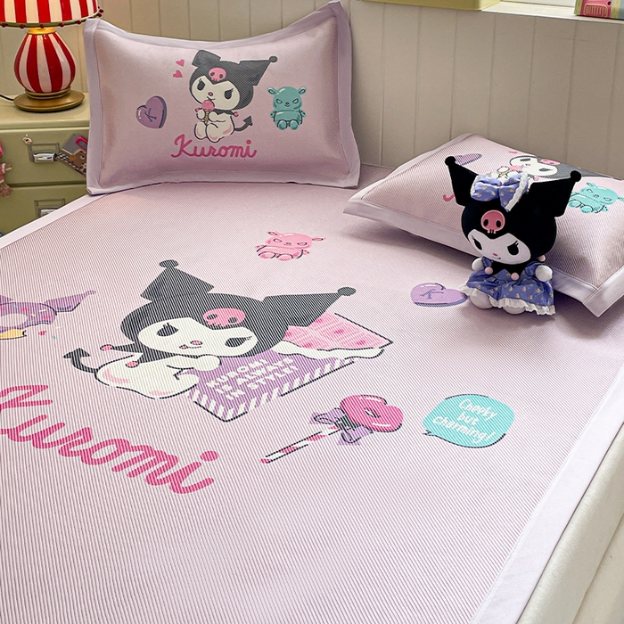 91家纺网 家纺一手货源 找家纺 蓝邻 2025春夏新款正版三丽鸥600D冰藤大版数码印花凉席-场景二 糖果库洛米