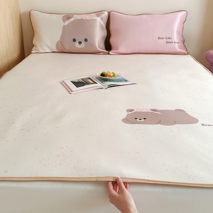 91家纺网 家纺一手货源 找家纺 如一2025A类ins大版数码卡通印花冰丝凉感席 粉粉熊-床席