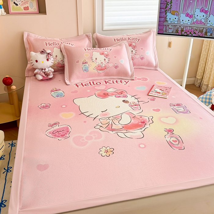 91家纺网 家纺一手货源 找家纺 蓝邻 2025春夏新款正版三丽鸥600D冰藤大版数码印花凉席-场景一 梦幻kitty猫