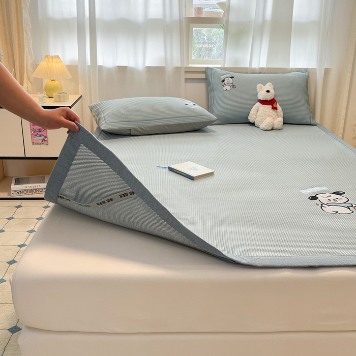 91家纺网 家纺一手货源 找家纺 雅居纺家纺 2025新款A类加厚三明治底华夫格绣花凉感席 床席款-乐趣小狗