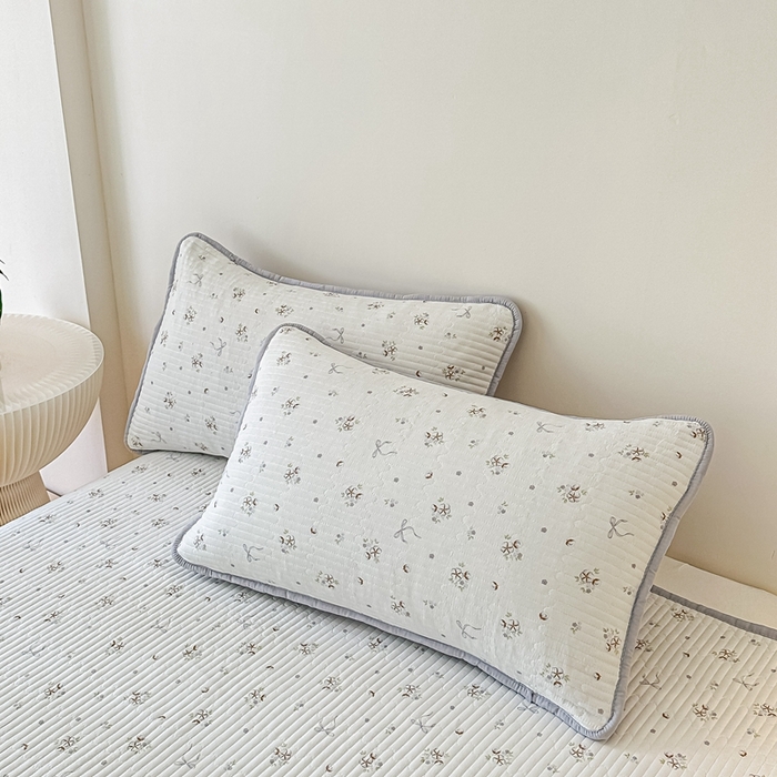 91家纺网 家纺一手货源 找家纺 橘夏家纺2025爆款棉感珍珠绸印花床盖三件套 木棉蝶花--雅韵灰