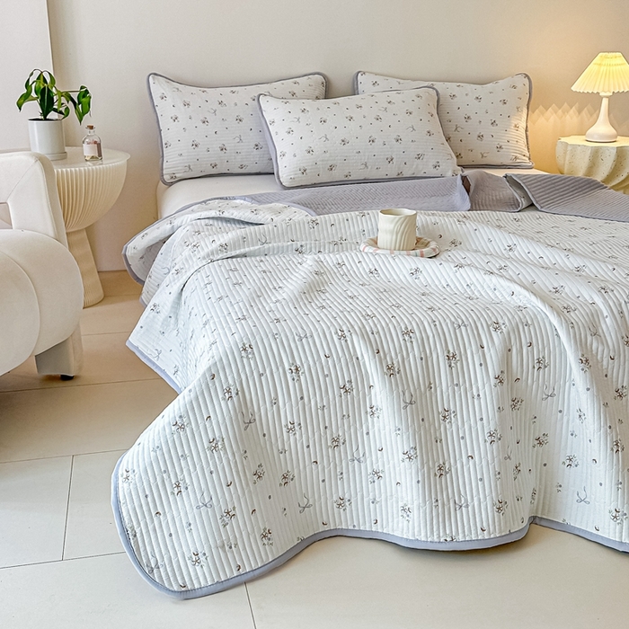 91家纺网 家纺一手货源 找家纺 橘夏家纺2025爆款棉感珍珠绸印花床盖三件套 木棉蝶花--雅韵灰