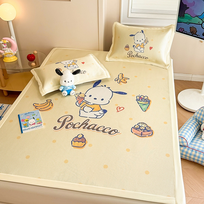 91家纺网 家纺一手货源 找家纺 蓝邻 2025春夏新款正版三丽鸥600D冰藤大版数码印花凉席-场景一 甜品帕恰狗