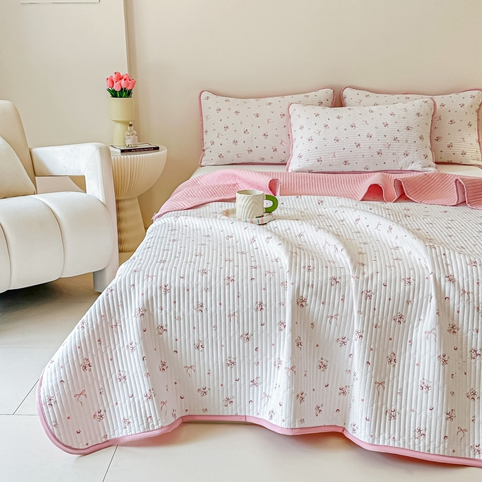 91家纺网 家纺一手货源 找家纺 橘夏家纺2025爆款棉感珍珠绸印花床盖三件套 木棉蝶花--粉玉