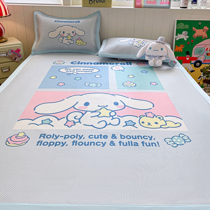 91家纺网 家纺一手货源 找家纺 蓝邻 2025春夏新款正版三丽鸥600D冰藤大版数码印花凉席-场景二 淘气大耳狗