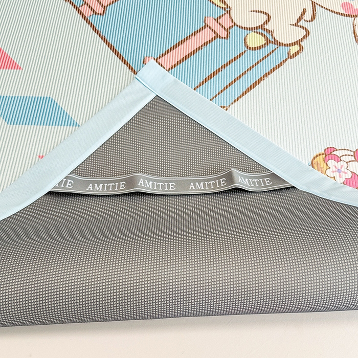 91家纺网 家纺一手货源 找家纺 蓝邻 2025春夏新款正版三丽鸥600D冰藤大版数码印花凉席-场景一 害羞玉桂狗