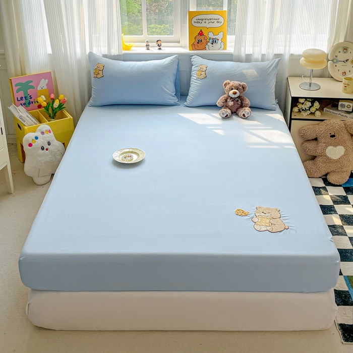 91家纺网 家纺一手货源 找家纺 海岛哥哥 2025春夏新款卡通毛巾绣床笠 小熊饼干-蓝