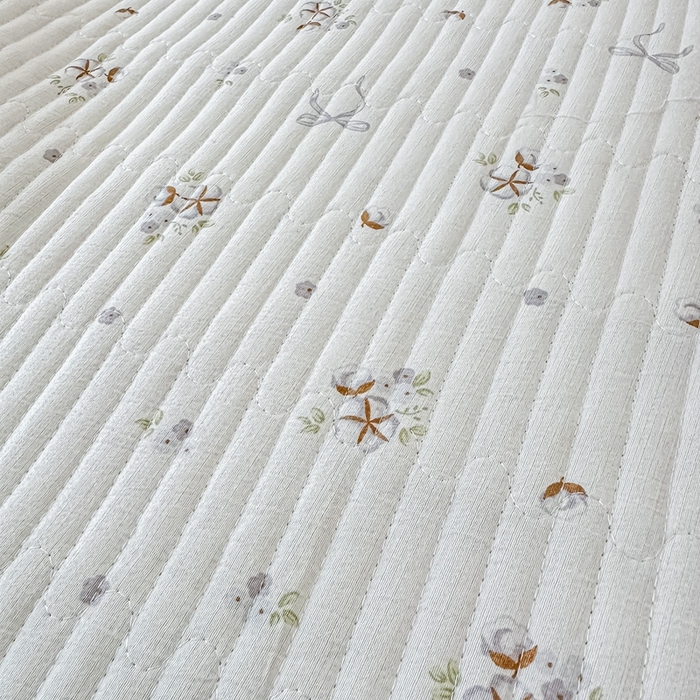 91家纺网 家纺一手货源 找家纺 橘夏家纺2025爆款棉感珍珠绸印花床盖三件套 木棉蝶花--雅韵灰