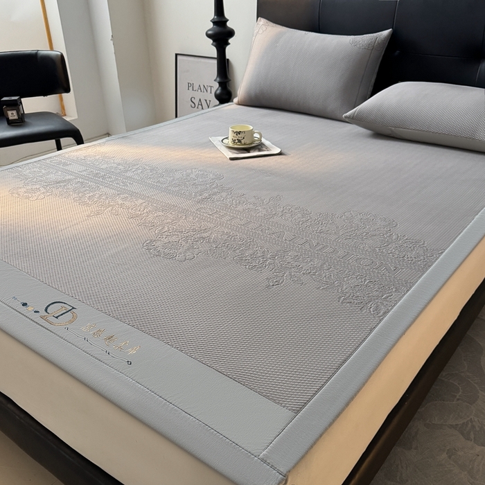 91家纺网 家纺一手货源 找家纺 怡源梦家纺2025新款冰豆豆凉席三件套-巴黎世家系列 巴黎世家 灰色