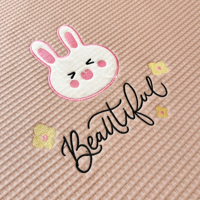 91家纺网 家纺一手货源 找家纺 雅居纺家纺 2025新款A类加厚三明治底华夫格绣花凉感席 床笠款-幸福兔