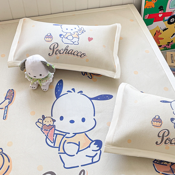 91家纺网 家纺一手货源 找家纺 蓝邻 2025春夏新款正版三丽鸥600D冰藤大版数码印花凉席-场景二 甜品帕恰狗