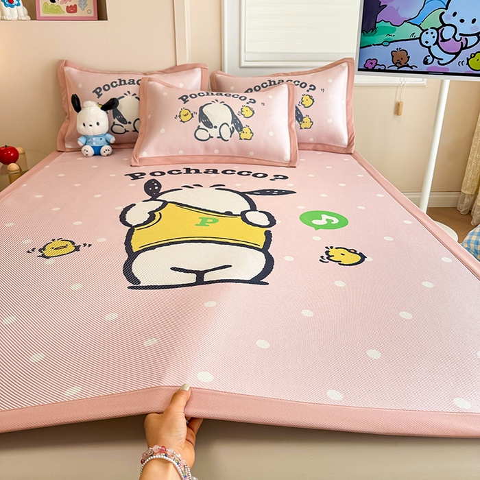 91家纺网 家纺一手货源 找家纺 蓝邻 2025春夏新款正版三丽鸥600D冰藤大版数码印花凉席-场景一 萌萌帕恰狗