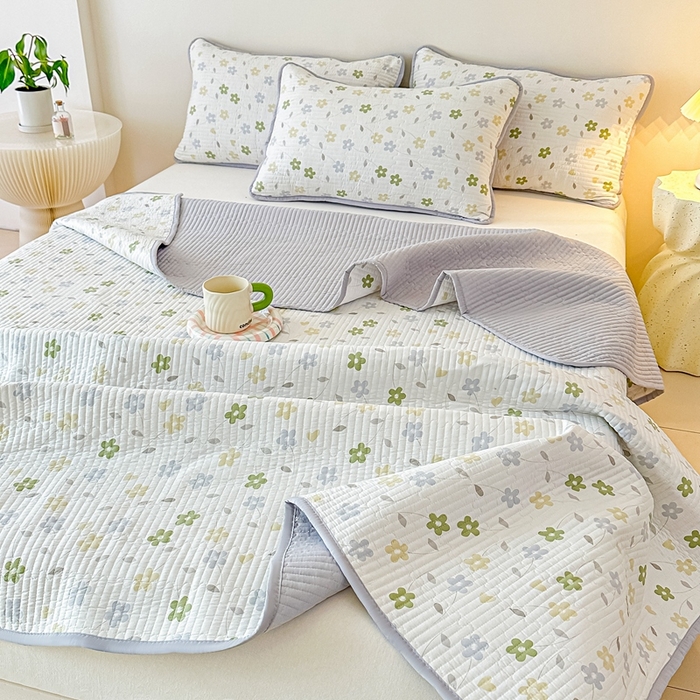 91家纺网 家纺一手货源 找家纺 橘夏家纺2025爆款棉感珍珠绸印花床盖三件套 朵朵花林--雅韵灰