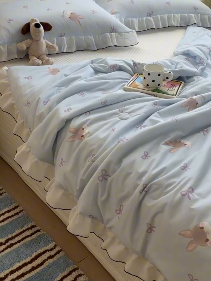 91家纺网 家纺一手货源 找家纺 九花鹿 2025新款凉感提花夏被 蝴蝶结小兔(蓝）