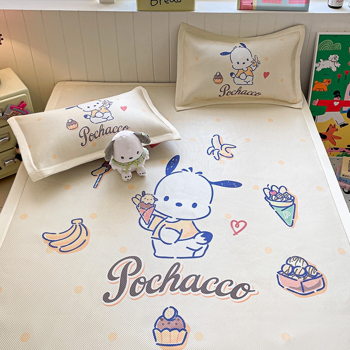 91家纺网 家纺一手货源 找家纺 蓝邻 2025春夏新款正版三丽鸥600D冰藤大版数码印花凉席-场景二 甜品帕恰狗