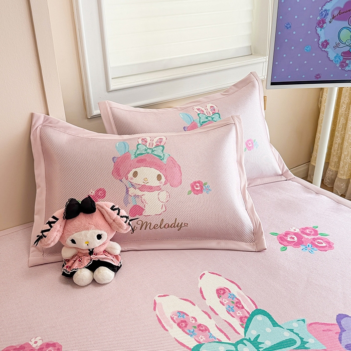 91家纺网 家纺一手货源 找家纺 蓝邻 2025春夏新款正版三丽鸥600D冰藤大版数码印花凉席-场景一 魔法美乐蒂